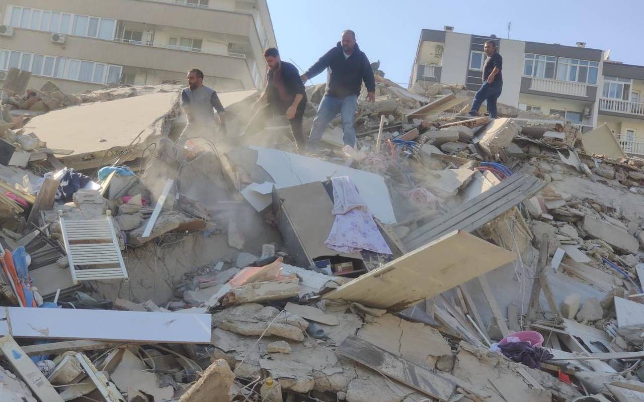 Grecia, violento terremoto di 6.7 al largo di Samos: edifici crollati a Smirne