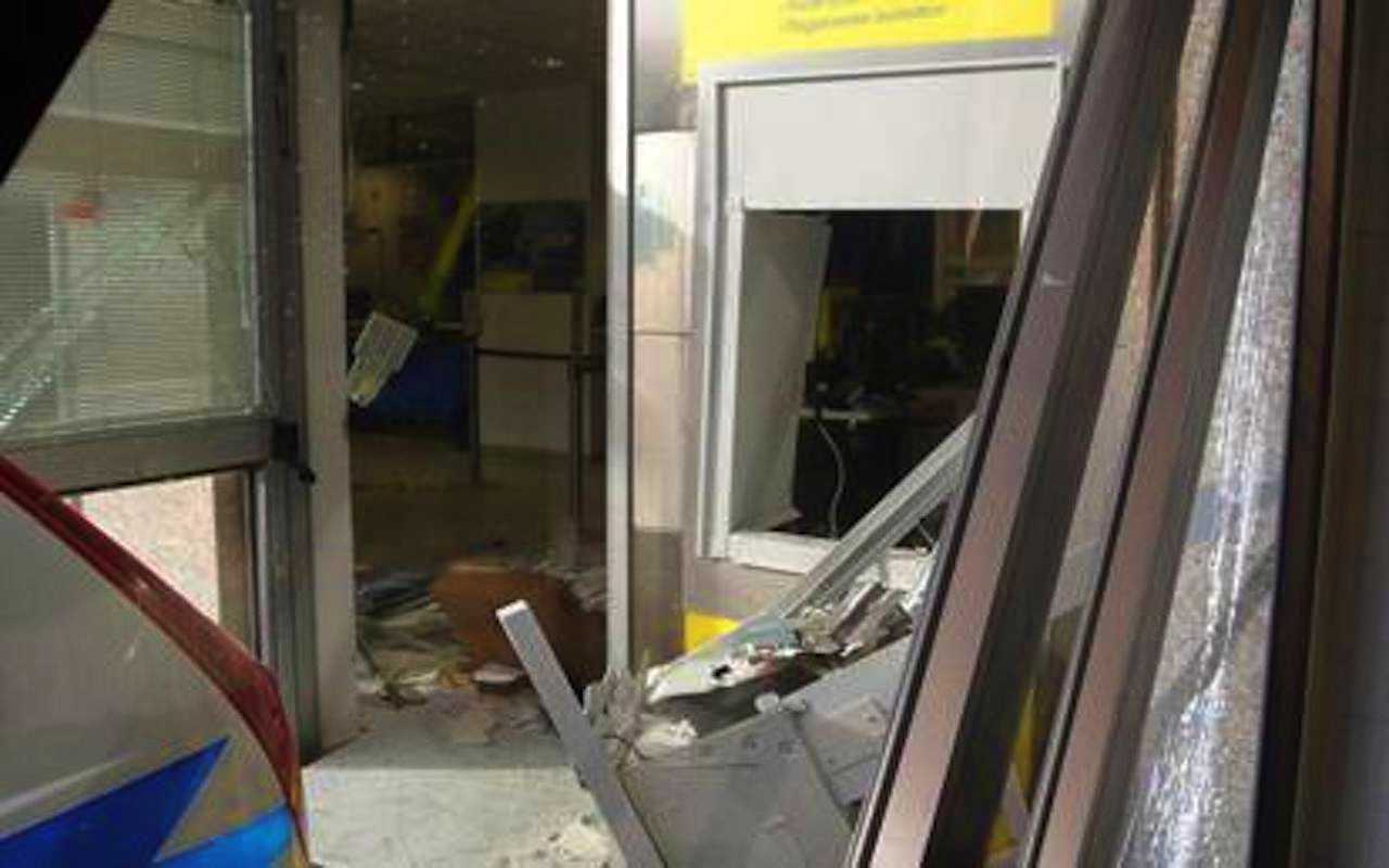 Assalti con esplosivo ai bancomat di Firenze: gli arrestati erano parenti