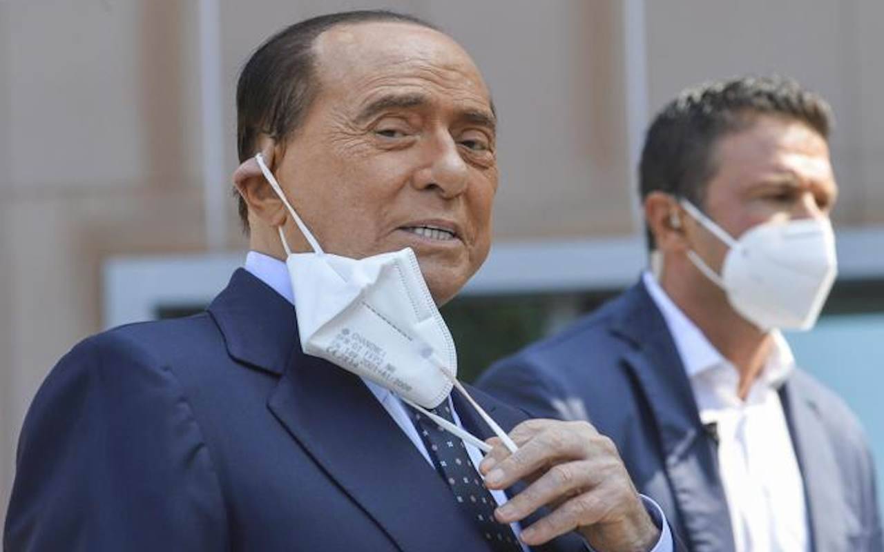 Berlusconi negativo al tampone. Raggi in isolamento fiduciario