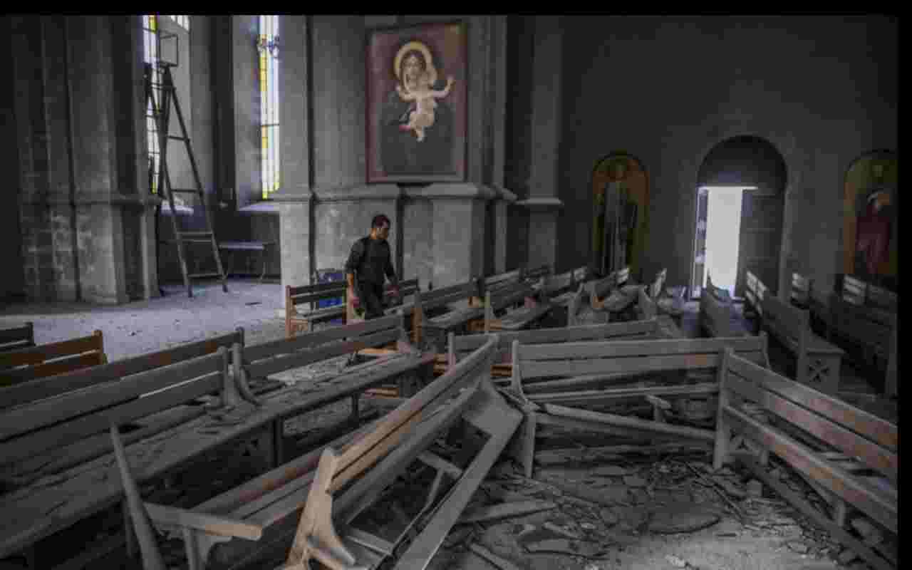 Bombardata cattedrale sacra in Nagorno-Karabakh