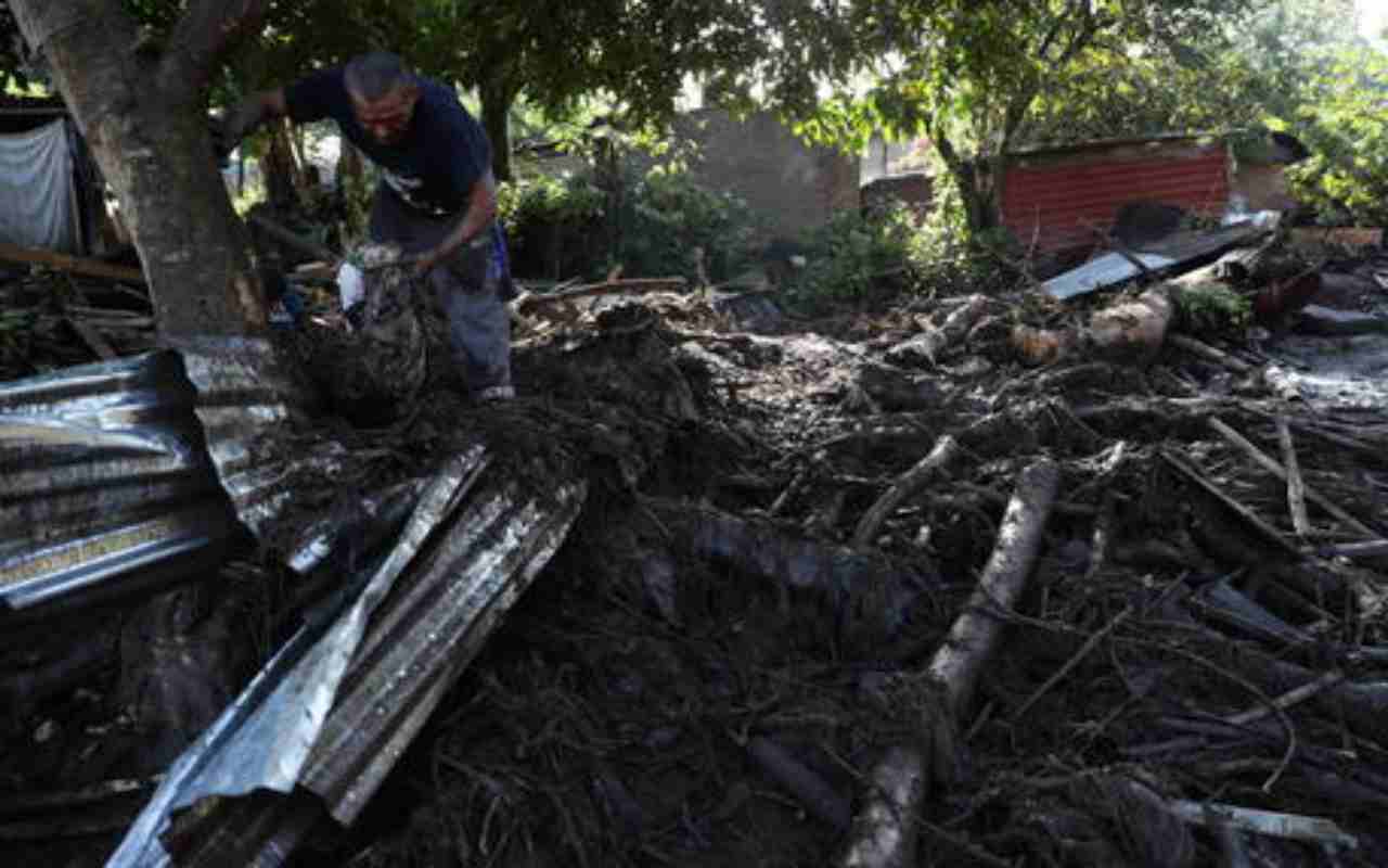 Frana a El Salvador: almeno 6 morti e 35 dispersi per una frana