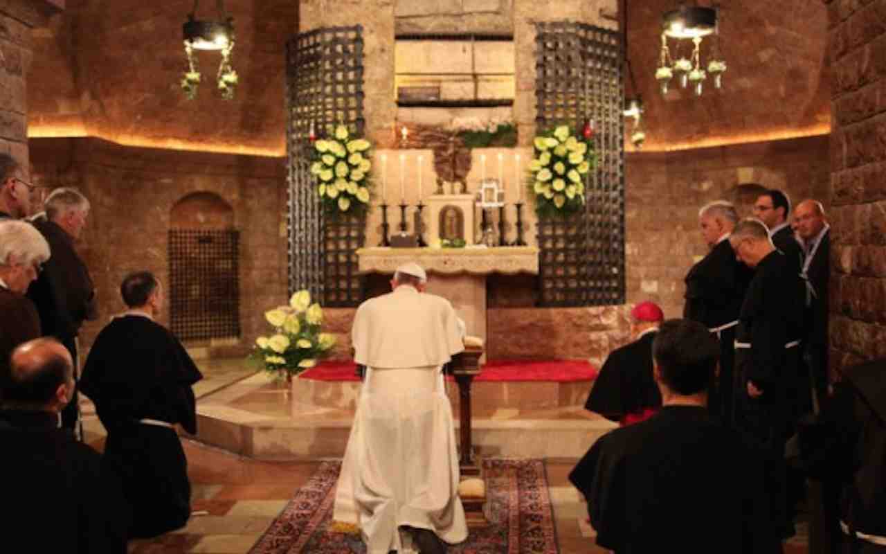 Papa ad Assisi: firmata l’enciclica “Fratelli tutti” sulla tomba di san Francesco