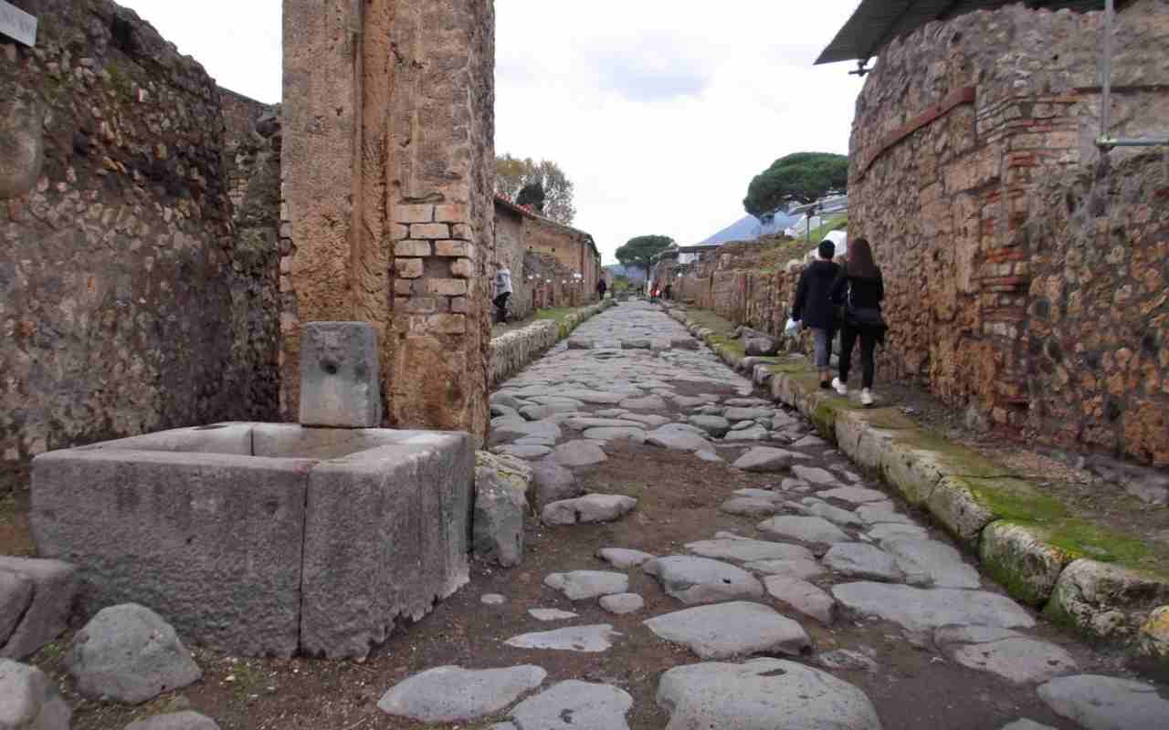 “Portano sfiga”, riconsegnano reperti rubati a Pompei