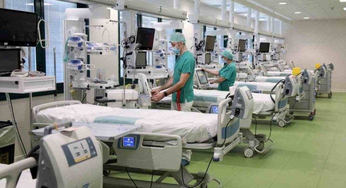 L’allarme dei medici ospedalieri: “Il dpcm potrebbe non bastare”