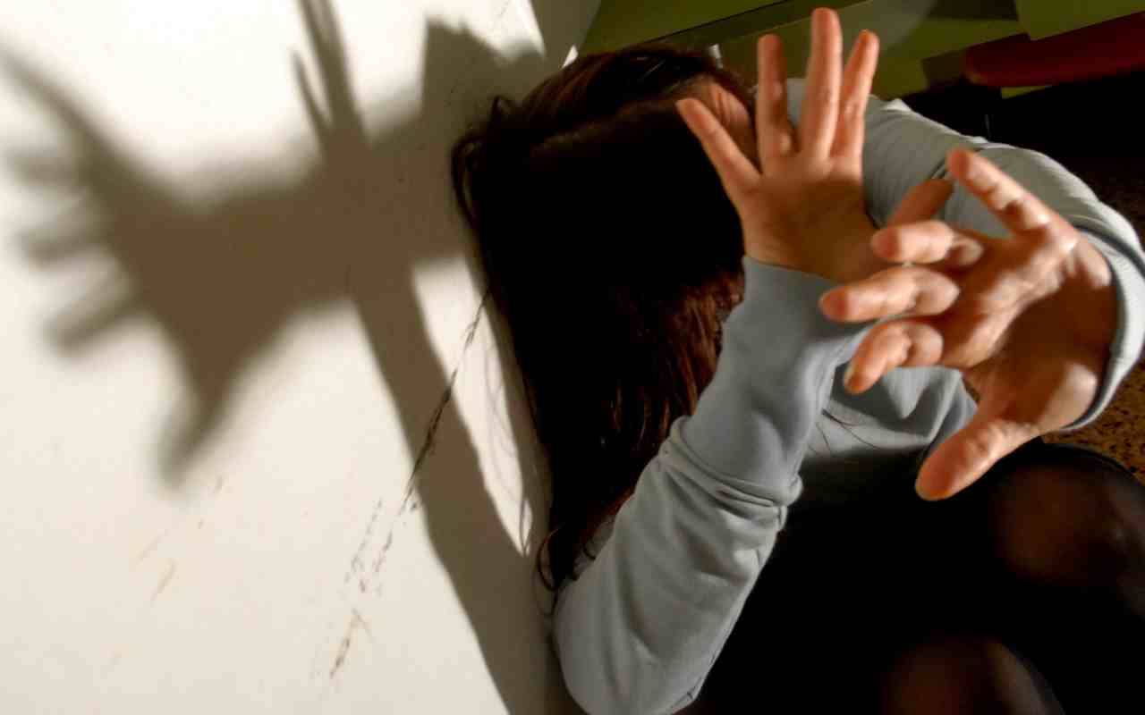 Stalking a coetanea: arrestate delle 15enni, intimidazioni postate sui social