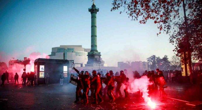 Parigi: disordini alla “Marcia per le libertà”. Scontri alla Bastiglia
