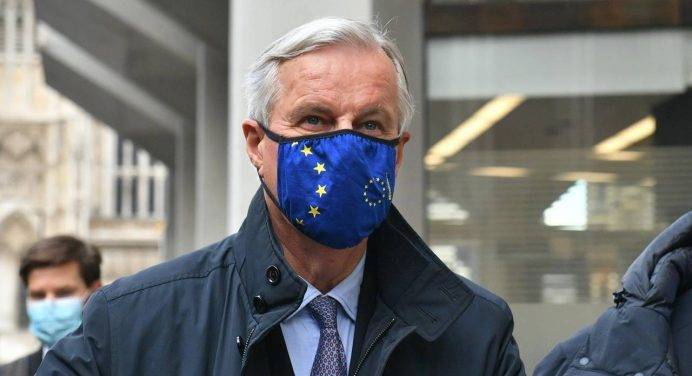 Barnier, positivo un membro dello staff di negoziatori. Brexit in pausa