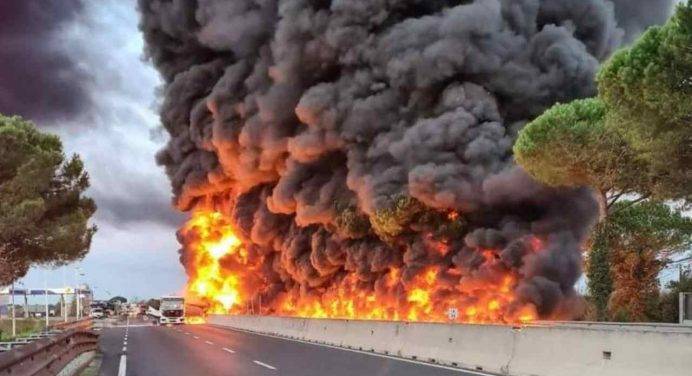 Maxi incendio sulla Firenze-Pisa-Livorno, brucia un camion cisterna