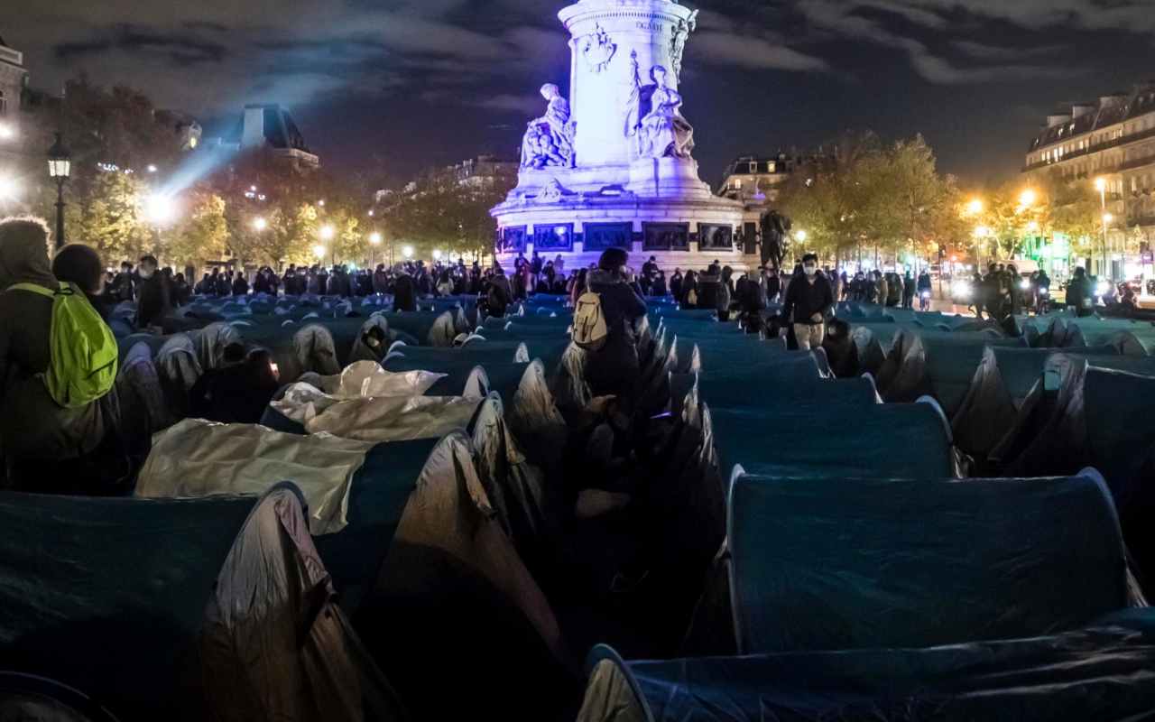 Sfrattati con le cattive 400 migranti da un accampamento nel cuore di Parigi