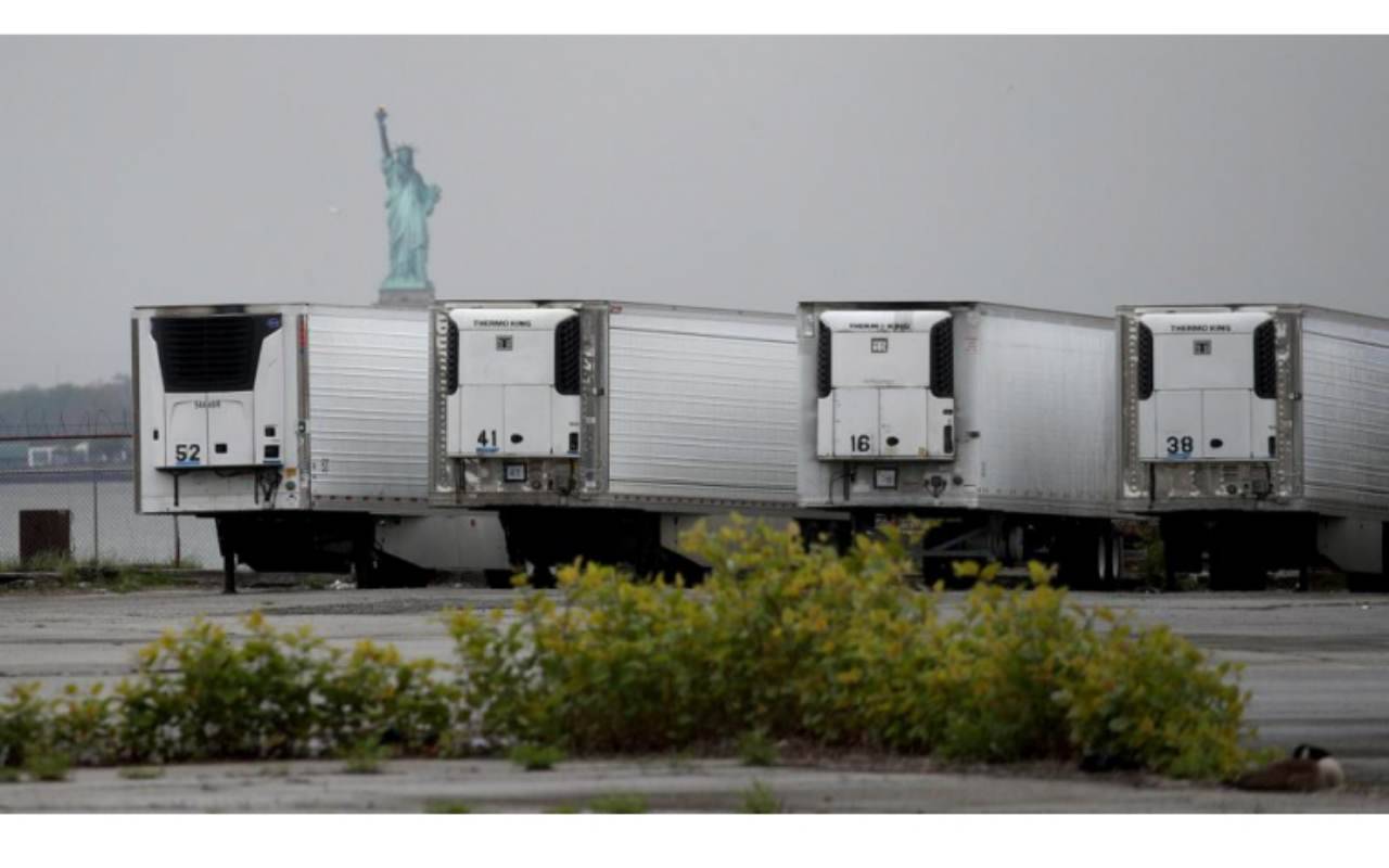 Coronavirus, New York: 650 cadaveri trovati nei camion frigo