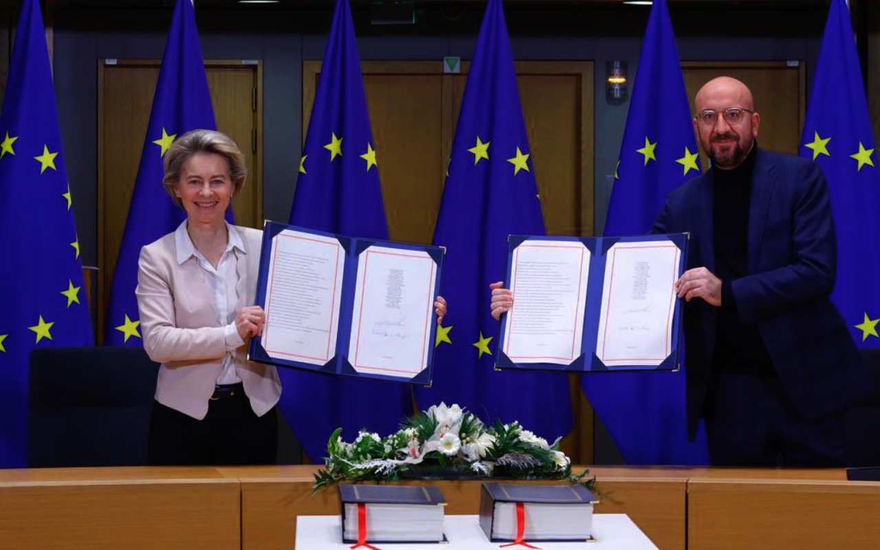 Ue: firmato l’accordo commerciale post Brexit con il Regno Unito