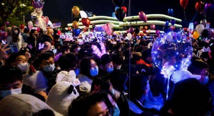 Folla per Capodanno a Wuhan, il video fa il giro del mondo