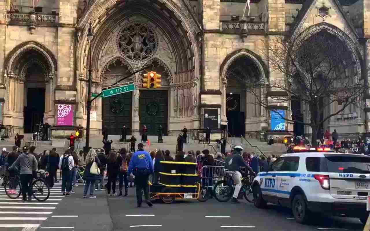 New York, uomo spara davanti alla cattedrale dopo il coro di Natale