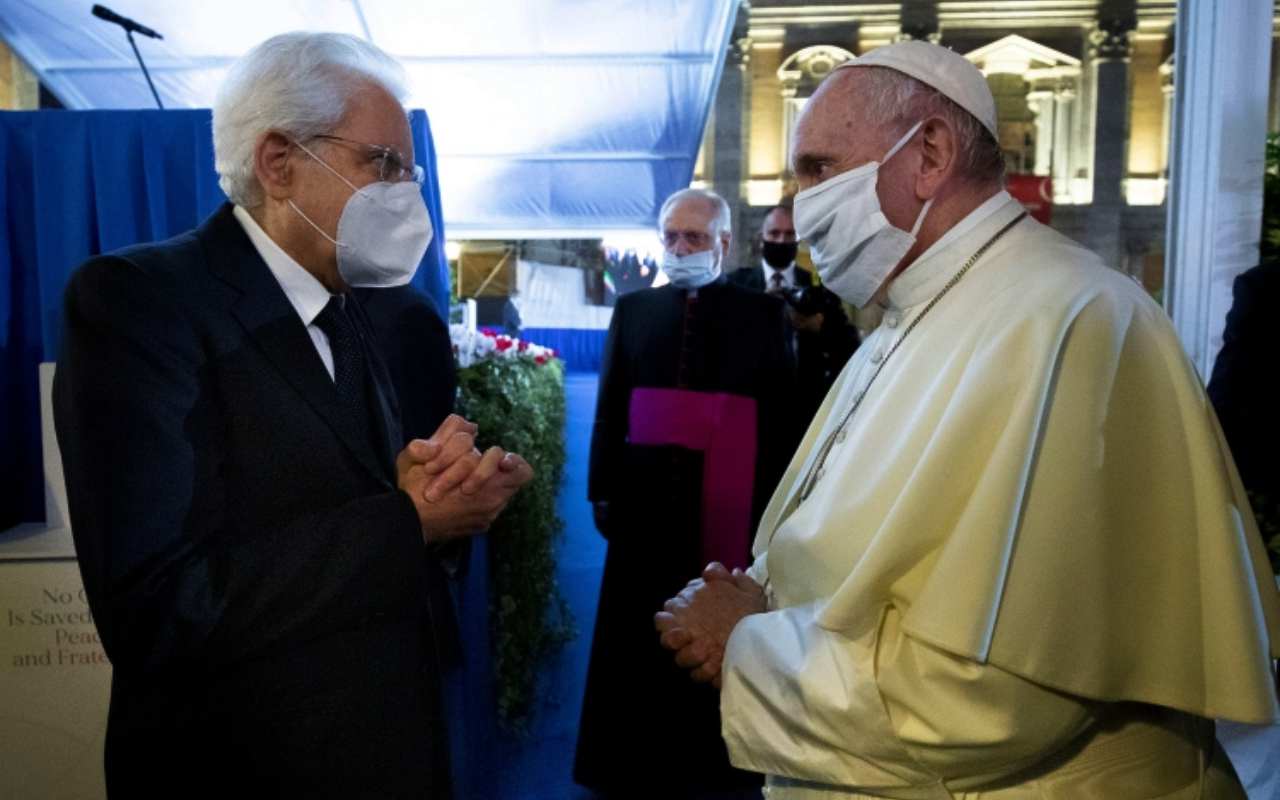 Gli auguri di Mattarella al Papa: “In pandemia ha portato speranza a tutti”