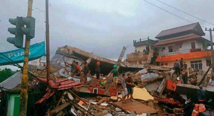 Indonesia, forte sisma magnitudo 6.2. Crolla un Hotel a Mamuju, decine di vittime