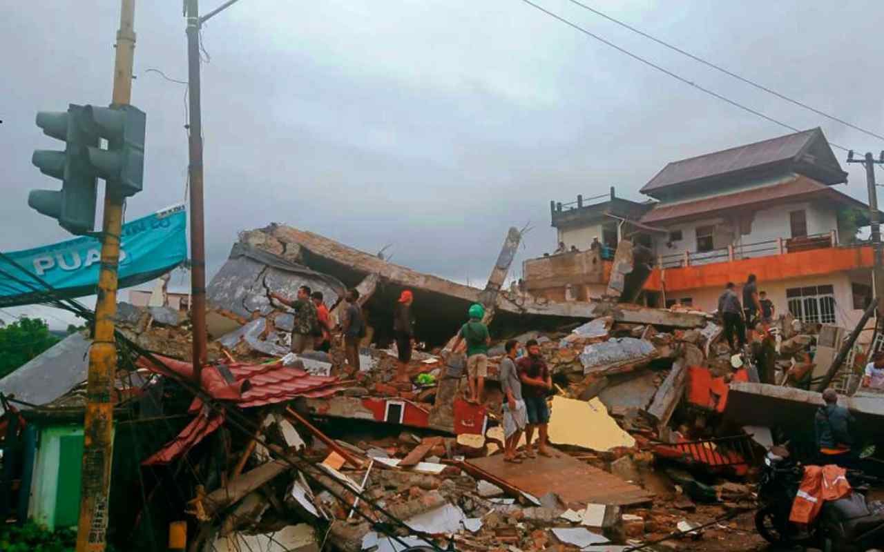 Indonesia, forte sisma magnitudo 6.2. Crolla un Hotel a Mamuju, decine di vittime