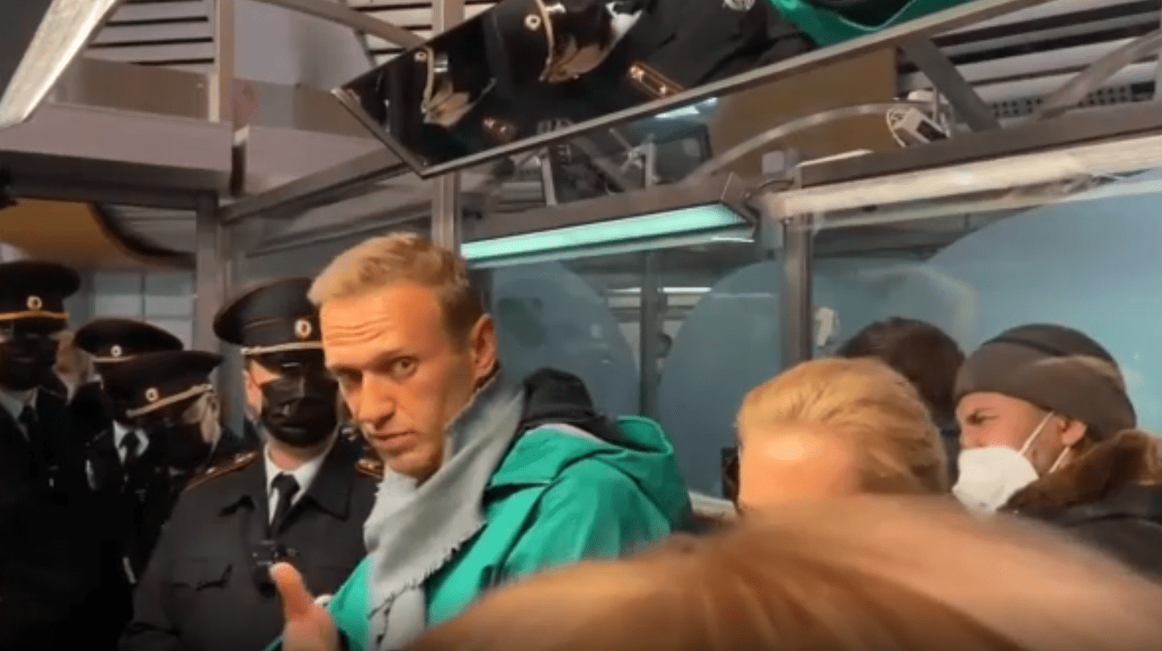 Mosca, Navalny arrestato in aeroporto. Biden e la Ue: “Rilasciatelo subito”