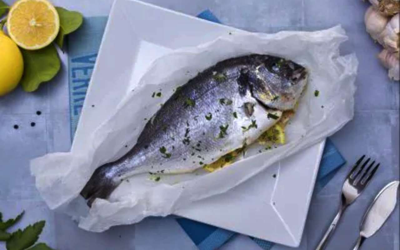 La ricetta classica per cucinare il pesce: l’orata al cartoccio