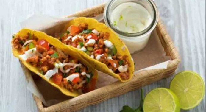 La ricetta che non ti aspetti: i tacos “veloci” alla salsiccia!