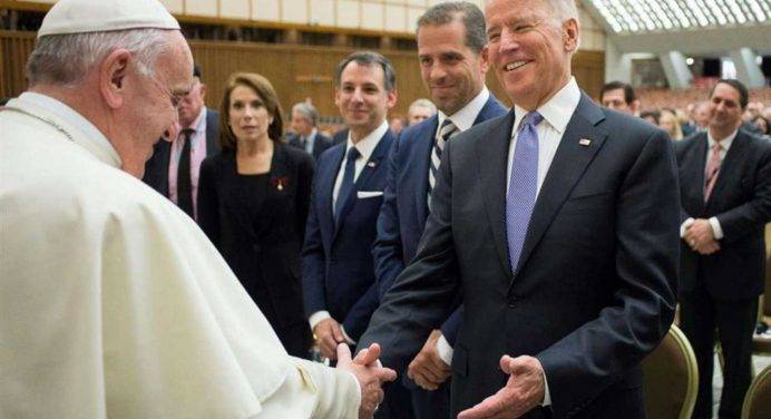 Papa a Biden: “Dio le conceda saggezza e forza per il suo alto ufficio”