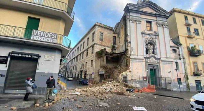 Napoli: crolla la chiesa del “Rosariello”, paura tra i residenti