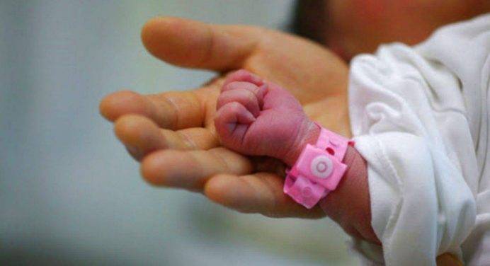 Ricoverata per emorragia cerebrale: neonata positiva alla cocaina