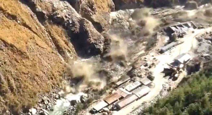 India, disastro nell’Uttarakhand: il ghiacciaio crolla nel fiume, valle spazzata via