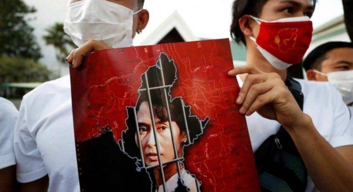 Birmania, Aung San Suu Kyi in tribunale: è la prima volta dal colpo di stato
