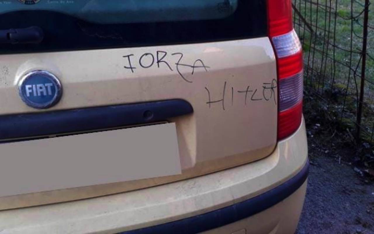 Scrive “forza Hitler” sull’auto di un’insegnante ebrea