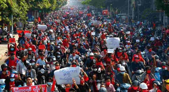 Birmania, la giunta minaccia i manifestanti: “Rischiate di morire”