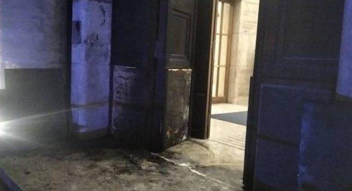 Incendiato il portone della sede Iss a Roma, Speranza: “Atto intimidatorio”
