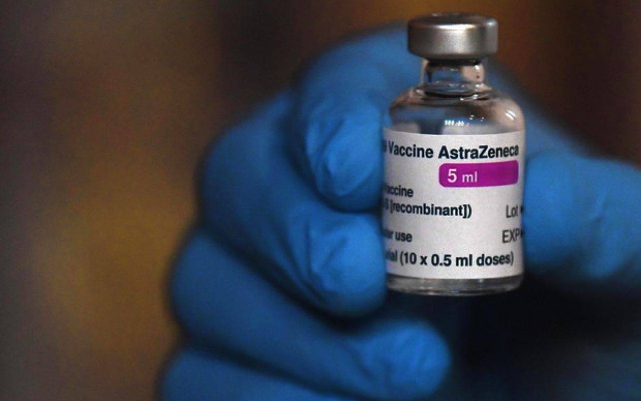 Oxford su vaccino AstraZeneca: “I dati escludono l’incremento delle trombosi”