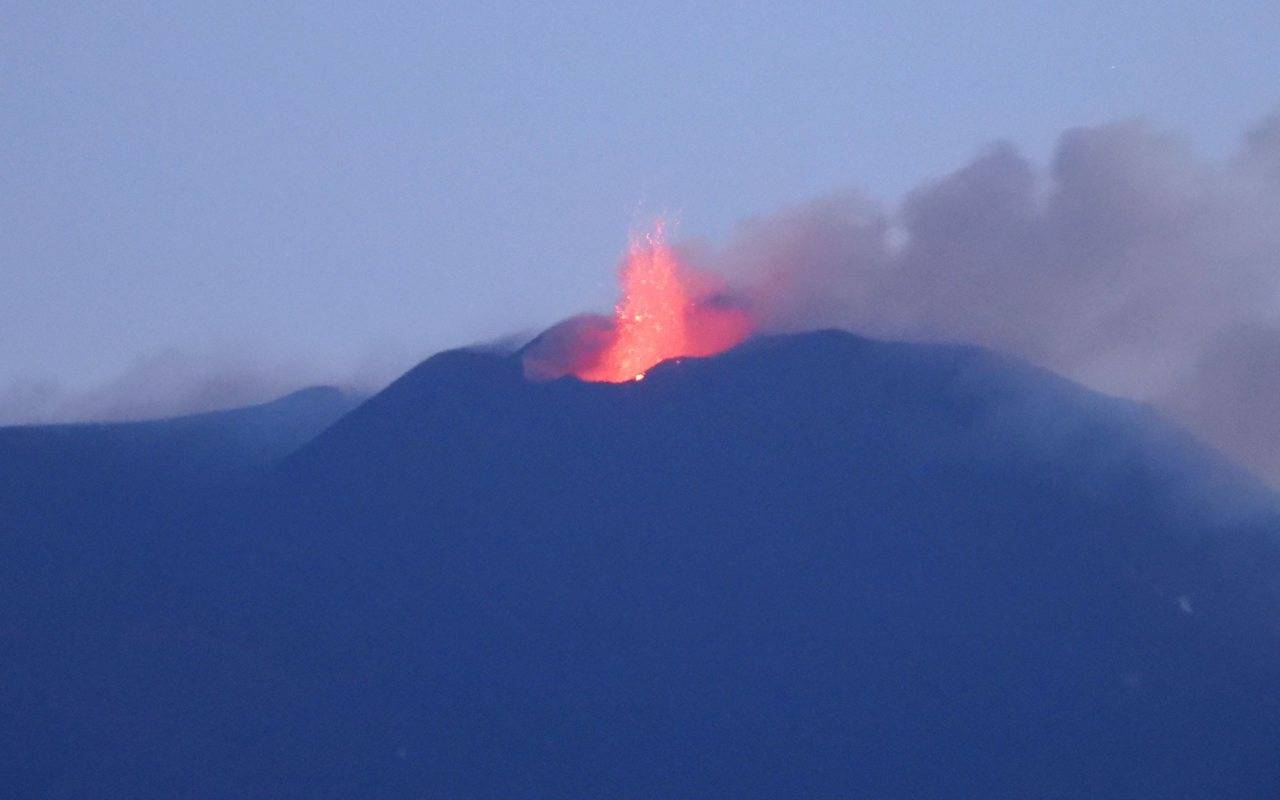 Intensa attività stromboliana dal cratere di Sud-Est dell’Etna