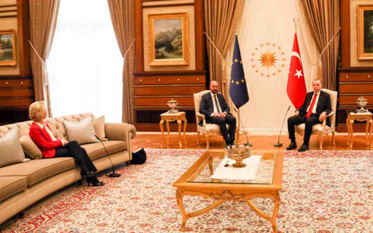 Il caso diplomatico tra Ue e Turchia: niente sedia per Ursula Von Der Leyen