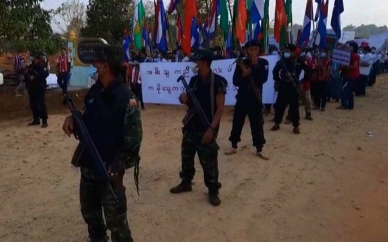 Birmania: gruppo ribelle assalta base militare nell’est