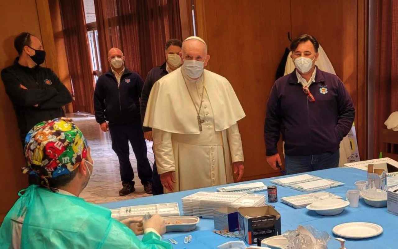 Il Papa in visita al centro vaccinazioni per poveri e clochard in Vaticano
