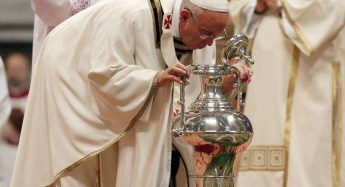 Messa del Crisma, Papa: “No allo scandalo. La croce non si negozia”