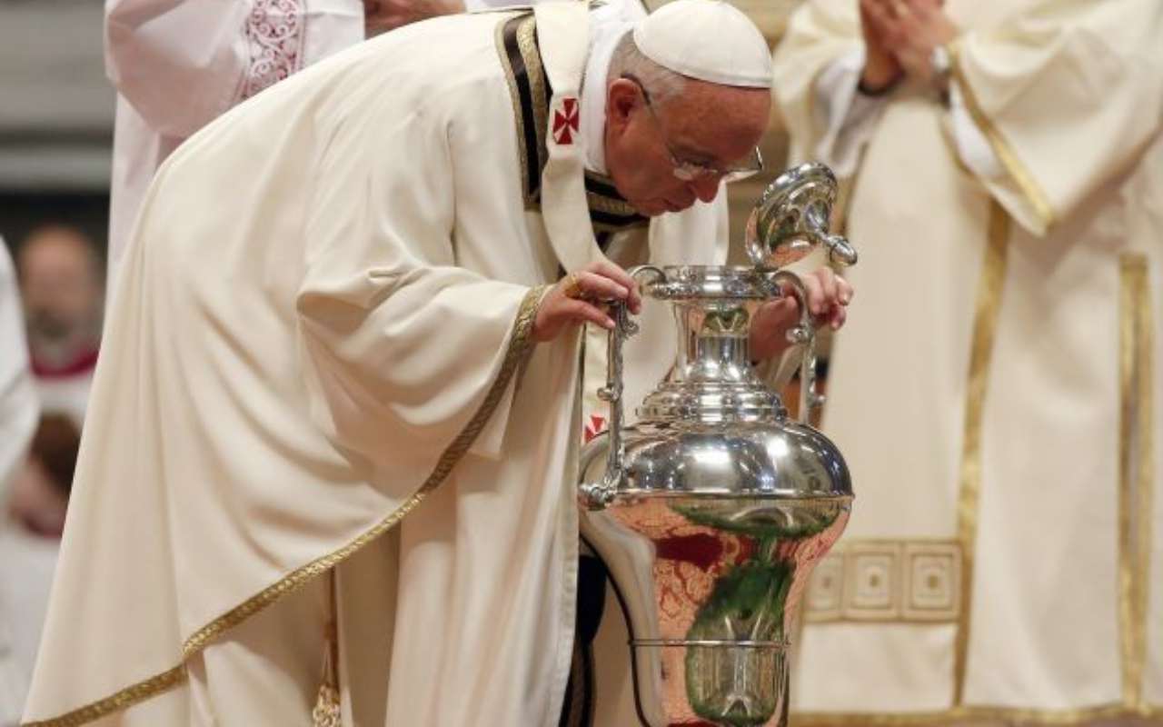 Messa del Crisma, Papa: “No allo scandalo. La croce non si negozia”