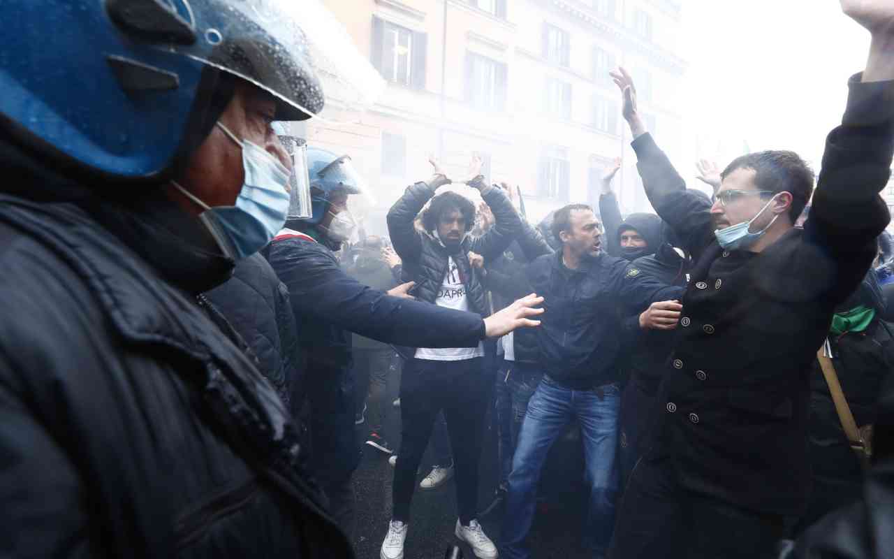 Bombe carta contro la Polizia: l’appello al governo Draghi