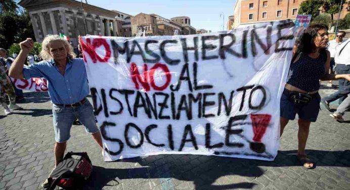 “No paura day”: in centinaia in centro a Bergamo contro le mascherine
