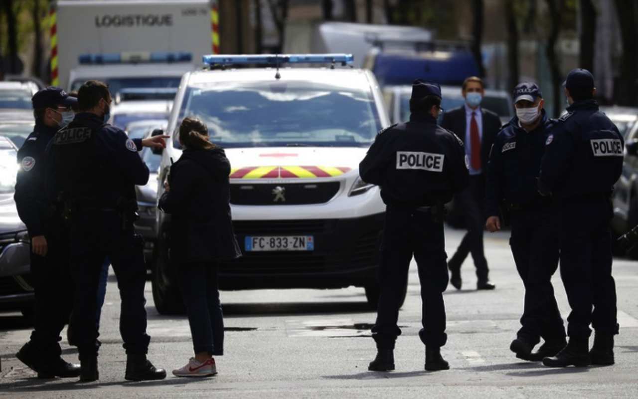 Arrestati a Parigi 7 ex brigatisti. Macron: “Risolto problema come chiedeva Italia”