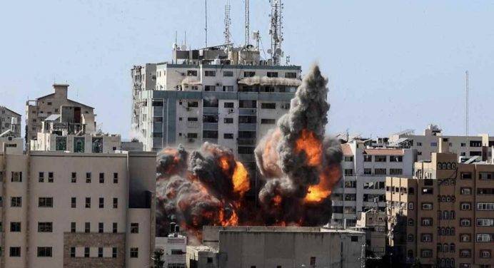 Gaza, bombardato il grattacielo di Al Jazeera: Biden chiama Netanyahu