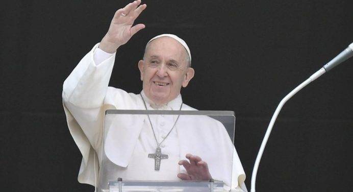 Il Papa all’Angelus: “Senza stupore la fede diventa una litania”