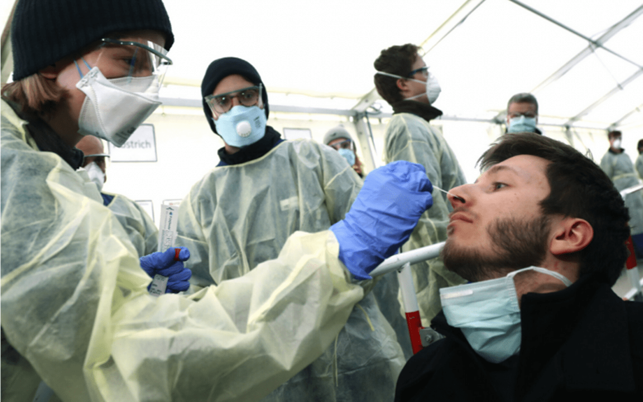 Bollettino Coronavirus: 7.852 contagi e 262 decessi