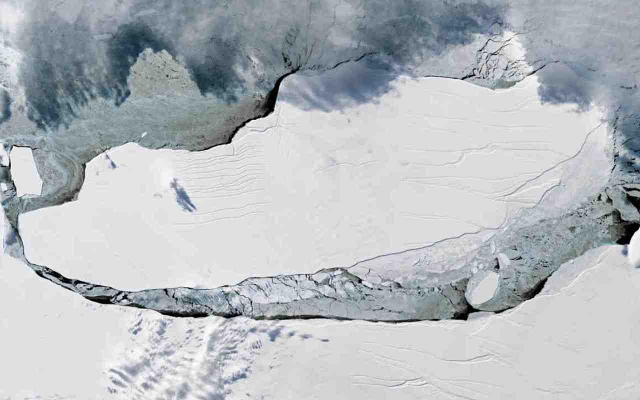 Antartide: il distacco di un iceberg di oltre 4300 km quadrati
