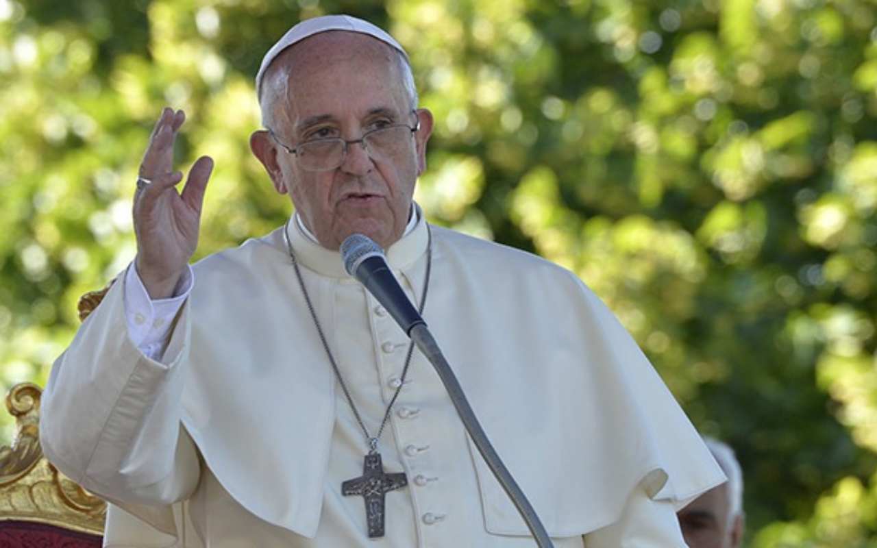 Il Papa augura buone vacanze ai fedeli e ringrazia il suo autista che va in pensione