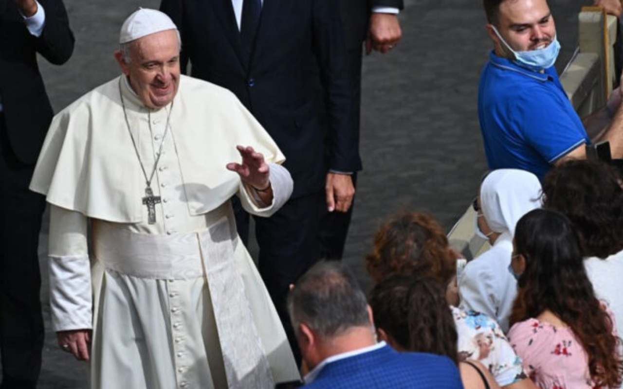 Udienza, Papa: “La preghiera non è una bacchetta magica”