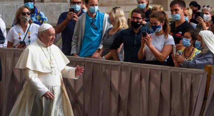 Il Papa torna a fare l’udienza davanti ai fedeli: “E’ bello rivedersi faccia a faccia”
