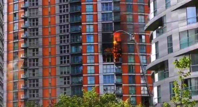 Incendio in un palazzo di 19 piani a Londra, paura nel quartiere Poplar