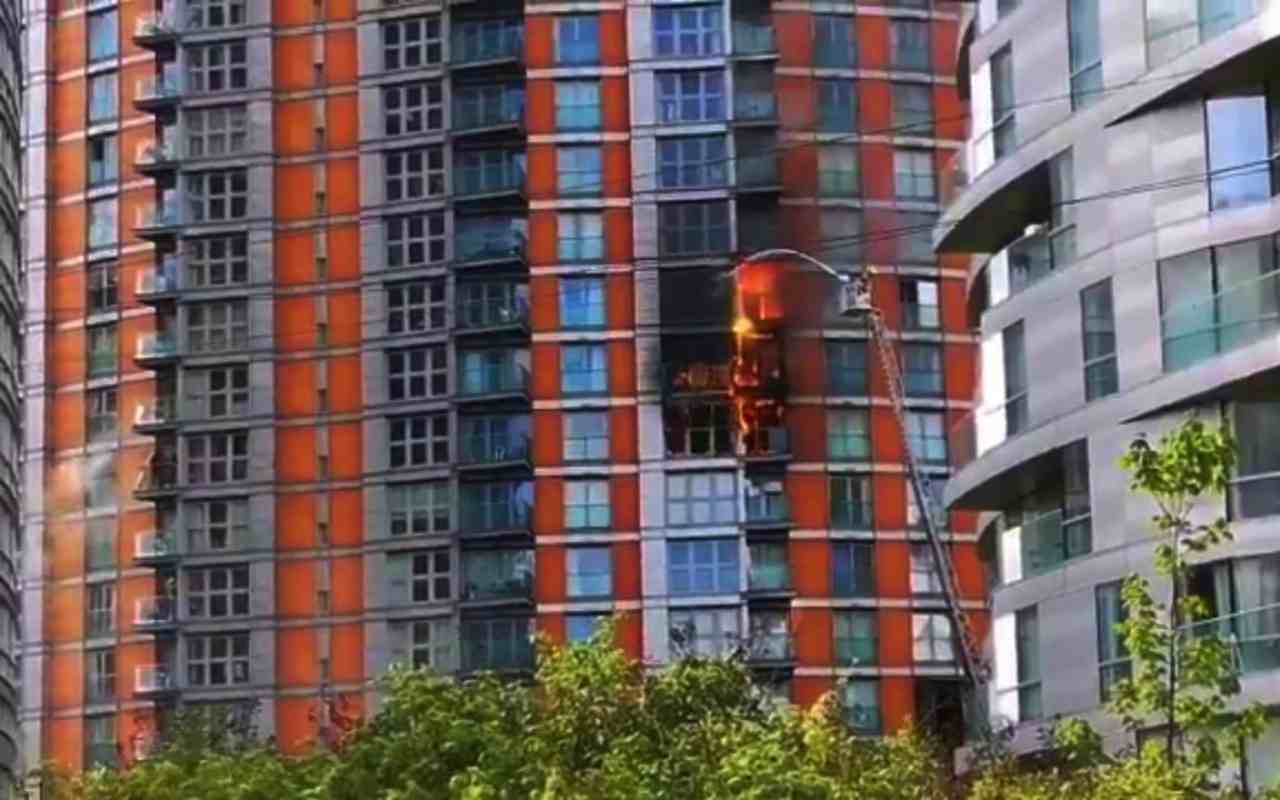 Incendio in un palazzo di 19 piani a Londra, paura nel quartiere Poplar